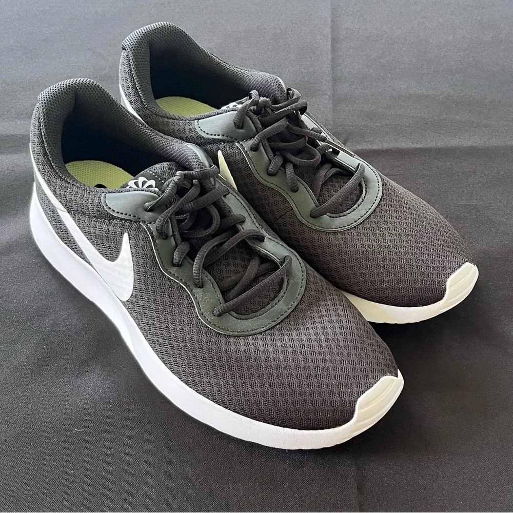 ⚡️SOLD⚡️ NIKE TANJUN Women's Sneakers Size 11 Like New - Picture 4 of 7
